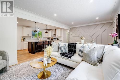 91 Woodlawn, Kingsville, ON - Indoor Photo Showing Living Room