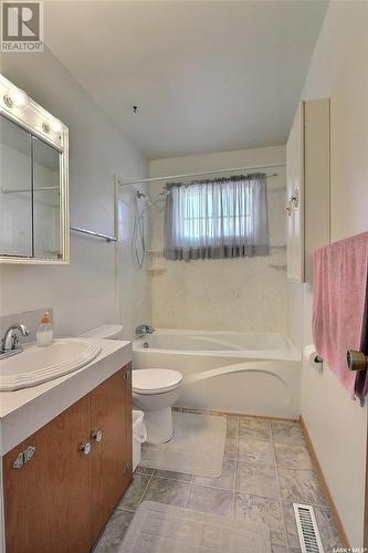 1447 6Th Street E, Prince Albert, SK - Indoor Photo Showing Bathroom