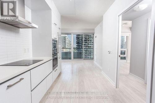 1910 - 2221 Yonge Street, Toronto, ON - Indoor Photo Showing Kitchen