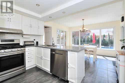 617 Weyburn Square N, Pickering, ON - Indoor Photo Showing Kitchen With Upgraded Kitchen