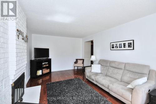 617 Weyburn Square N, Pickering, ON - Indoor Photo Showing Living Room