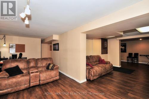 617 Weyburn Square N, Pickering, ON - Indoor Photo Showing Living Room