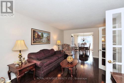 617 Weyburn Square N, Pickering, ON - Indoor Photo Showing Living Room