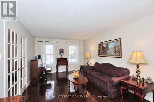 617 Weyburn Square N, Pickering, ON - Indoor Photo Showing Living Room