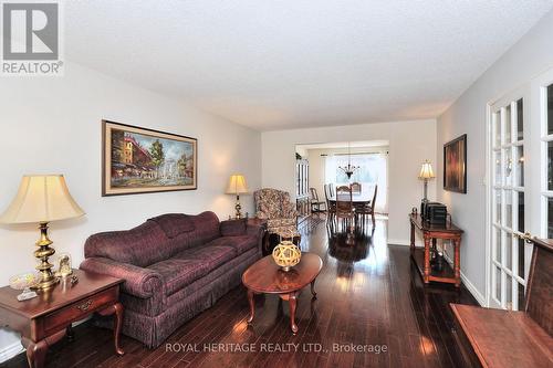 617 Weyburn Square N, Pickering, ON - Indoor Photo Showing Living Room