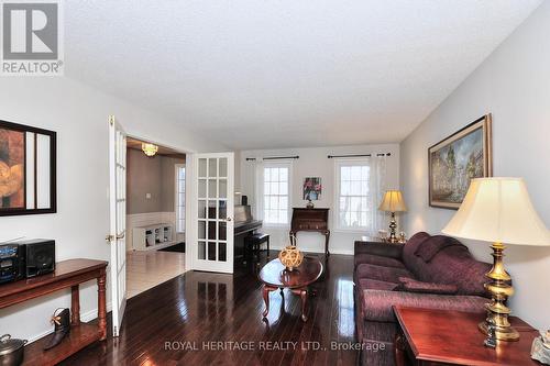 617 Weyburn Square N, Pickering, ON - Indoor Photo Showing Living Room