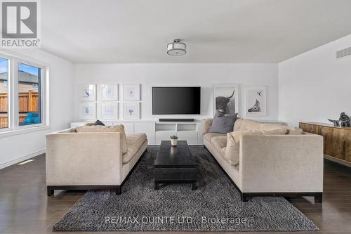 8 Vertis Court, Belleville, ON - Indoor Photo Showing Living Room