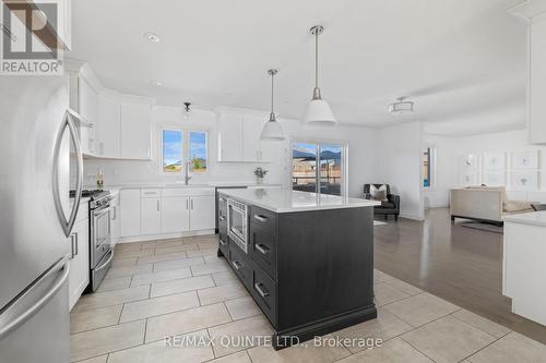 8 Vertis Court, Belleville, ON - Indoor Photo Showing Kitchen With Upgraded Kitchen