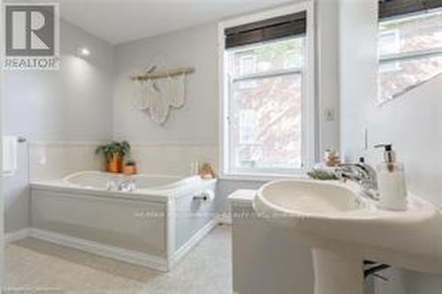 8 Talbot Street W, Haldimand, ON - Indoor Photo Showing Bathroom