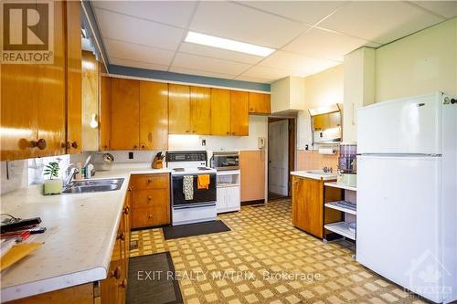 74 Craig Street, Prescott And Russell, ON - Indoor Photo Showing Kitchen With Double Sink