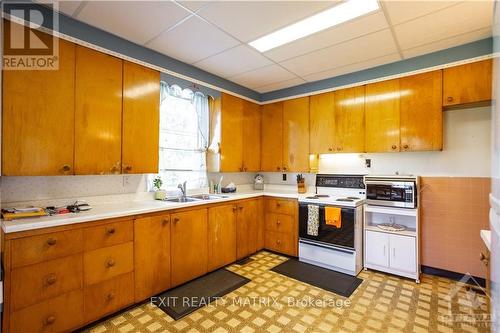 74 Craig Street, Prescott And Russell, ON - Indoor Photo Showing Kitchen With Double Sink