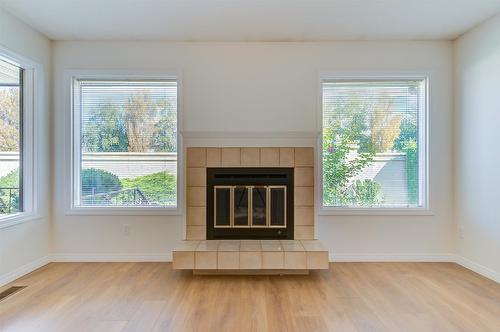 25-2200 Gordon Drive, Kelowna, BC - Indoor With Fireplace