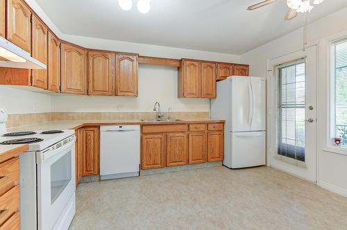 25-2200 Gordon Drive, Kelowna, BC - Indoor Photo Showing Kitchen With Double Sink