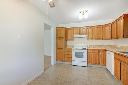 25-2200 Gordon Drive, Kelowna, BC - Indoor Photo Showing Kitchen