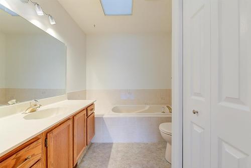 25-2200 Gordon Drive, Kelowna, BC - Indoor Photo Showing Bathroom