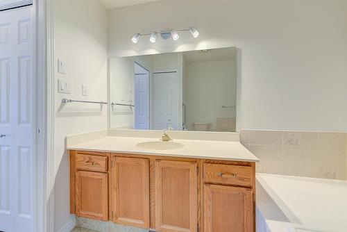 25-2200 Gordon Drive, Kelowna, BC - Indoor Photo Showing Bathroom