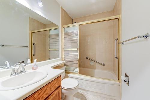 25-2200 Gordon Drive, Kelowna, BC - Indoor Photo Showing Bathroom