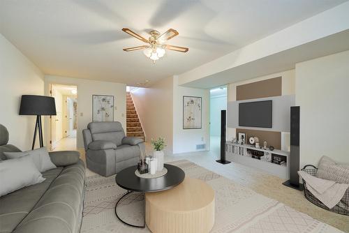 25-2200 Gordon Drive, Kelowna, BC - Indoor Photo Showing Living Room