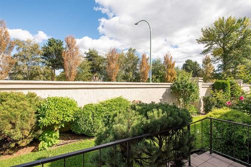 25-2200 Gordon Drive, Kelowna, BC - Outdoor