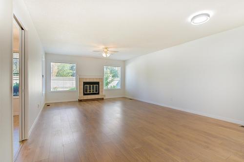 25-2200 Gordon Drive, Kelowna, BC - Indoor Photo Showing Living Room With Fireplace