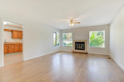 25-2200 Gordon Drive, Kelowna, BC - Indoor Photo Showing Living Room With Fireplace