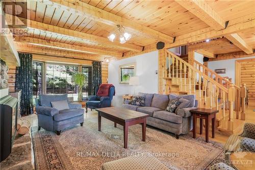 6758 Newton Road, Prescott And Russell, ON - Indoor Photo Showing Living Room