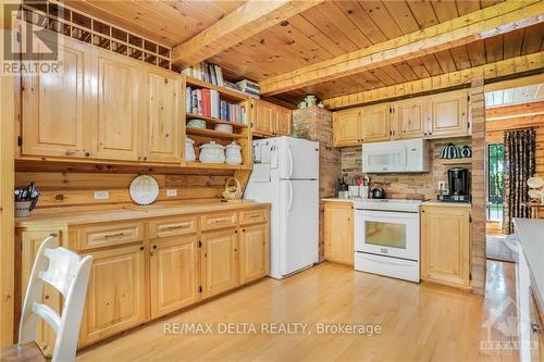 6758 Newton Road, Prescott And Russell, ON - Indoor Photo Showing Kitchen