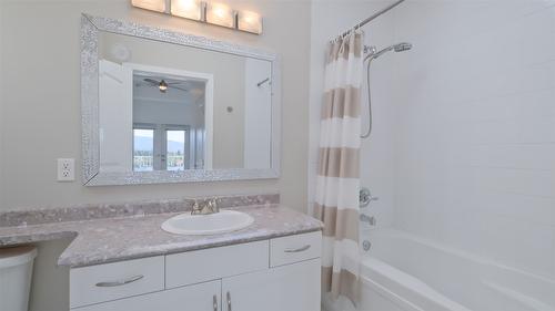 10-820 Mckenzie Road, Kelowna, BC - Indoor Photo Showing Bathroom