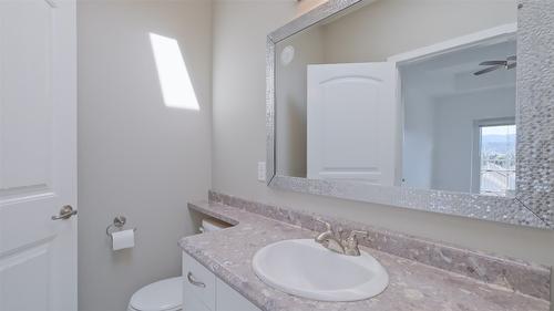 10-820 Mckenzie Road, Kelowna, BC - Indoor Photo Showing Bathroom