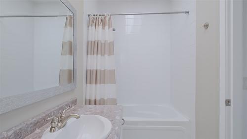 10-820 Mckenzie Road, Kelowna, BC - Indoor Photo Showing Bathroom