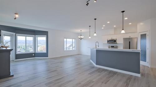 10-820 Mckenzie Road, Kelowna, BC - Indoor Photo Showing Kitchen With Upgraded Kitchen