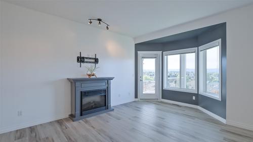 10-820 Mckenzie Road, Kelowna, BC - Indoor Photo Showing Living Room With Fireplace