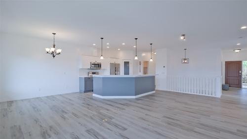 10-820 Mckenzie Road, Kelowna, BC - Indoor Photo Showing Kitchen With Upgraded Kitchen