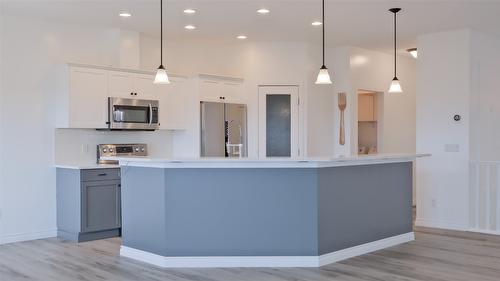 10-820 Mckenzie Road, Kelowna, BC - Indoor Photo Showing Kitchen With Upgraded Kitchen