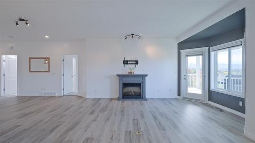 10-820 Mckenzie Road, Kelowna, BC - Indoor Photo Showing Living Room With Fireplace