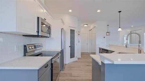 10-820 Mckenzie Road, Kelowna, BC - Indoor Photo Showing Kitchen With Upgraded Kitchen