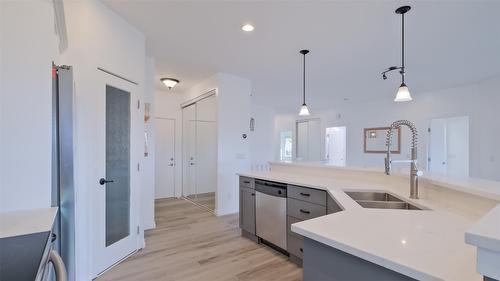 10-820 Mckenzie Road, Kelowna, BC - Indoor Photo Showing Kitchen With Double Sink