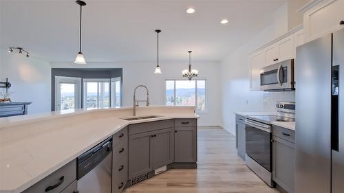 10-820 Mckenzie Road, Kelowna, BC - Indoor Photo Showing Kitchen