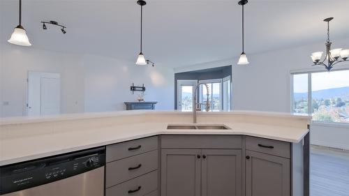 10-820 Mckenzie Road, Kelowna, BC - Indoor Photo Showing Kitchen With Double Sink