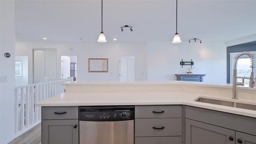 10-820 Mckenzie Road, Kelowna, BC - Indoor Photo Showing Kitchen