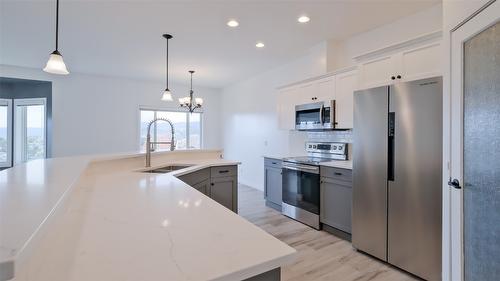 10-820 Mckenzie Road, Kelowna, BC - Indoor Photo Showing Kitchen With Double Sink With Upgraded Kitchen