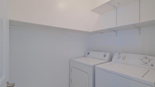 10-820 Mckenzie Road, Kelowna, BC - Indoor Photo Showing Laundry Room