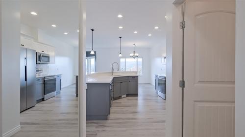 10-820 Mckenzie Road, Kelowna, BC - Indoor Photo Showing Kitchen With Upgraded Kitchen