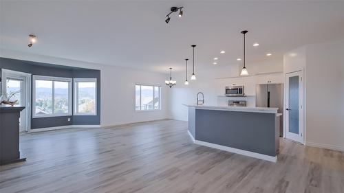 10-820 Mckenzie Road, Kelowna, BC - Indoor Photo Showing Kitchen With Upgraded Kitchen