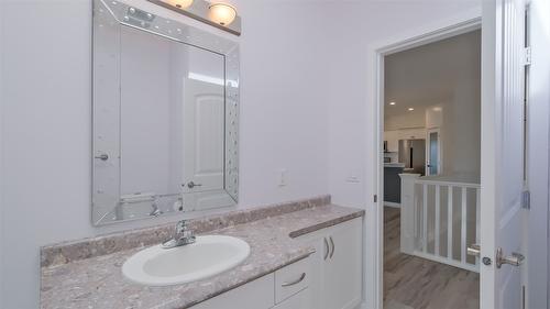 10-820 Mckenzie Road, Kelowna, BC - Indoor Photo Showing Bathroom