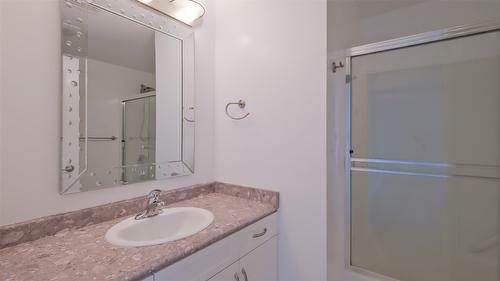 10-820 Mckenzie Road, Kelowna, BC - Indoor Photo Showing Bathroom