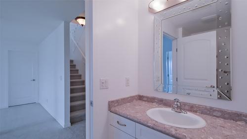 10-820 Mckenzie Road, Kelowna, BC - Indoor Photo Showing Bathroom