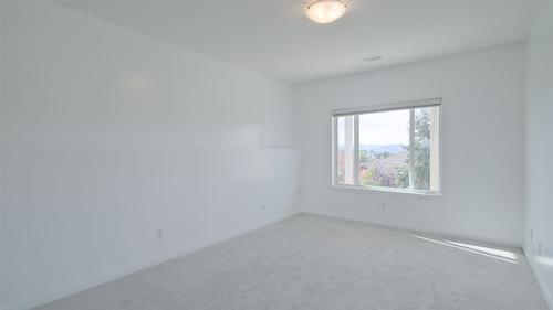 10-820 Mckenzie Road, Kelowna, BC - Indoor Photo Showing Other Room