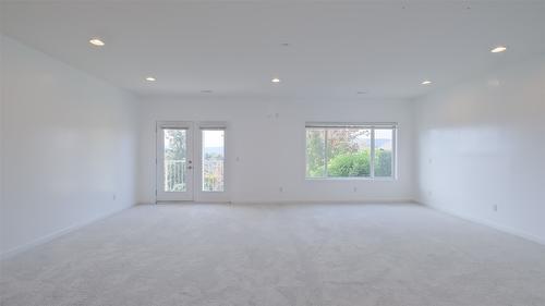 10-820 Mckenzie Road, Kelowna, BC - Indoor Photo Showing Other Room