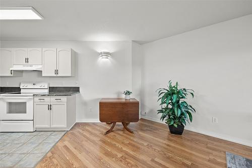 424-3160 Casorso Road, Kelowna, BC - Indoor Photo Showing Kitchen